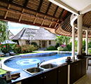 ドゥスン ヴィラ バリ The Dusun Villa Bali　3ベッドルームキッチンから見たプール
